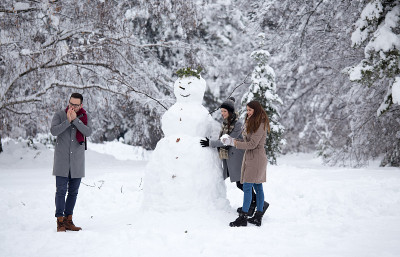 朋友建造雪人