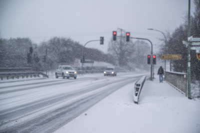 一个男人在大雪中走在路上