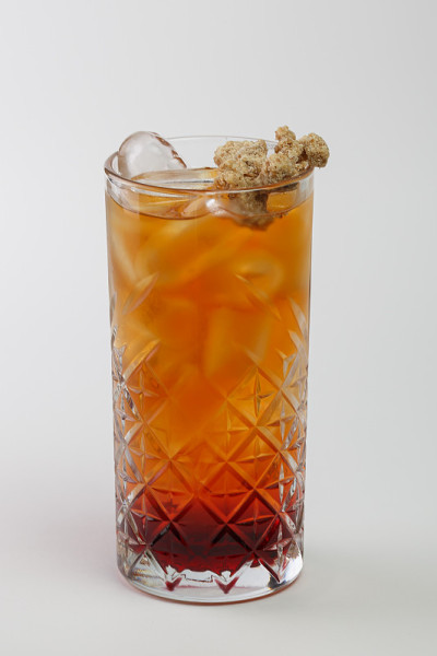 美丽可口的鸡尾酒在一个透明的装饰玻璃