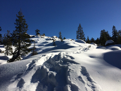 的多雪小山