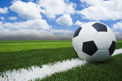 Soccer blue sky/在蓝天上踢足球