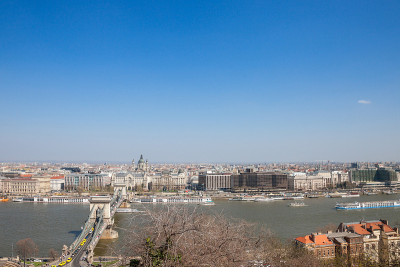 布达佩斯鸟瞰图从布达山，多瑙河，Szechenyi链桥，和Szent Istvan大教堂。布达佩斯是