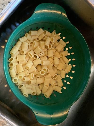 用滤锅煮通心粉