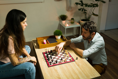 俯视图，一对夫妇在玩棋盘游戏