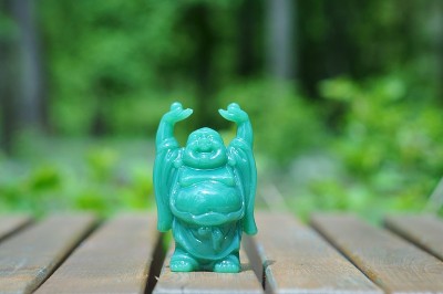 一个快乐的绿色佛像。
