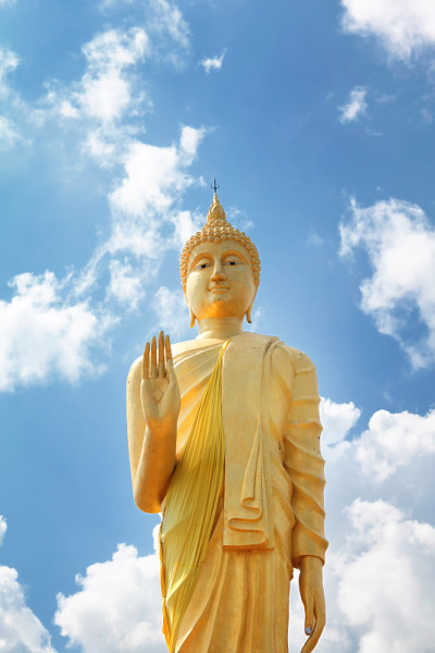 位于泰国春丰地区帕蒂奥山顶上的金佛
