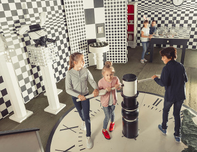 孩子们在象棋风格的探索室中寻找出路