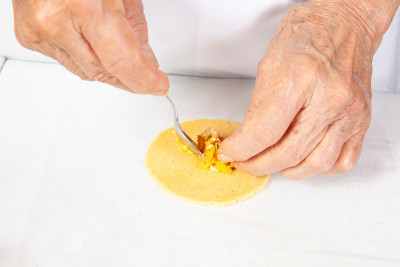 制作来自哥伦比亚考卡地区的传统肉饼，名为empanadas de pipián