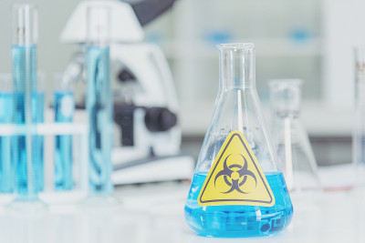 科学家covid-19病毒抗体研究实验室研究实验生物技术培养病毒疫苗。科学家看显微镜实验实验室科学试