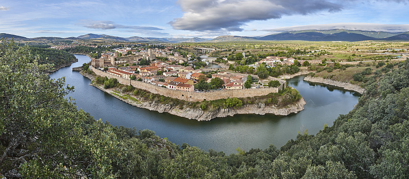 西班牙中世纪村庄全景。Buitrago del Lozoya