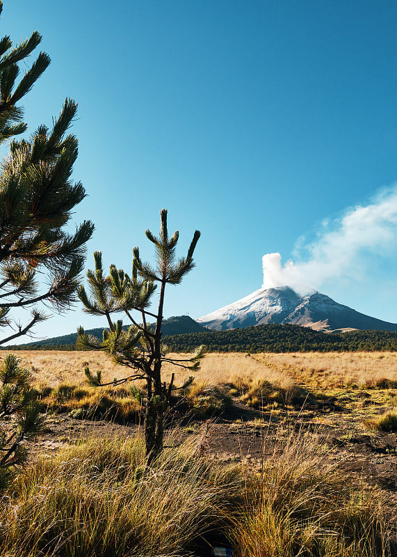 波波卡特佩特火山冒出烟来