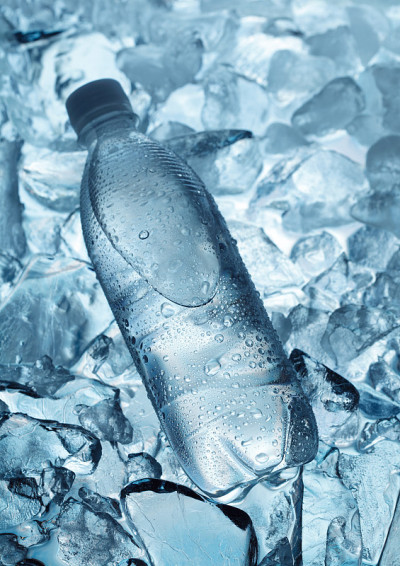 一瓶冰矿泉水
