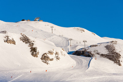 法国阿尔卑斯山的滑雪坡道