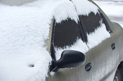 车停在雪。