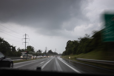 雨后的黄昏，高速公路上的汽车