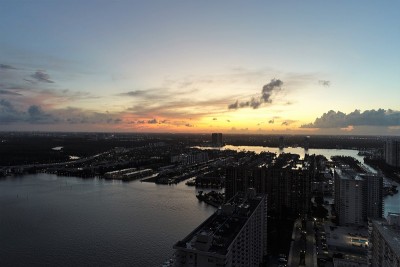 海景日落鸟瞰图。阳光群岛，迈阿密，美国。伟大的景观。假期旅行。热带旅行。