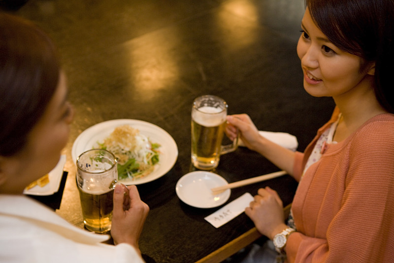 女商人在日式酒吧用餐