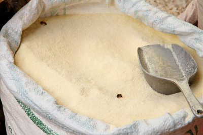 一袋甘蔗糖，勺子和大黄蜂