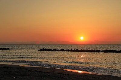 从日本新泻看日本海和佐渡岛的日落