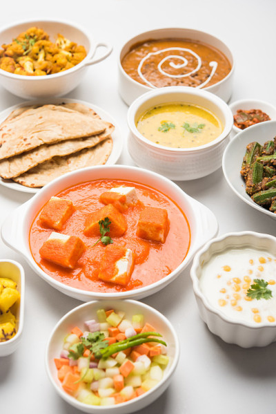 什锦印度食物，如奶酪黄油马沙拉，木豆，roti，米饭，sabji, gulab jamun和绑定ra