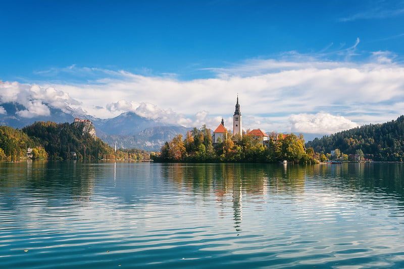 斯洛文尼亚著名的高山布莱德湖(Blejsko jezero)，令人惊叹的秋天风景。湖景，岛与教堂，流