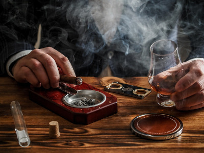 喝威士忌，抽雪茄