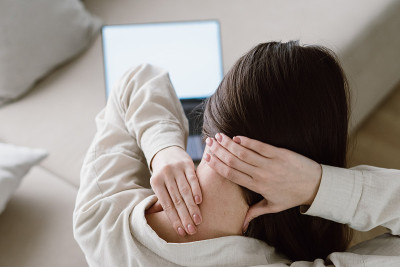 年轻女子因用电脑按摩脖子而疲惫不堪