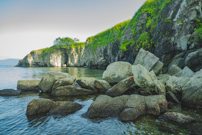 风景如画的海景，清澈的水，绿色的岩石和巨大的巨石在水中。夏季海上冒险。有选择性的重点