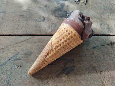 巧克力甜筒，热天的棒子，