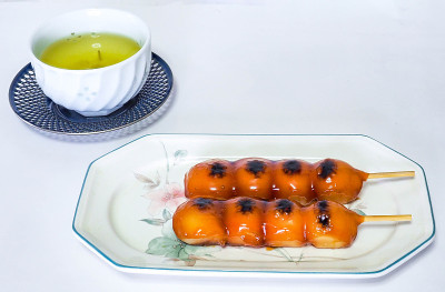 Mitarashi Dango(甜糯米饺子，涂上甜酱油)