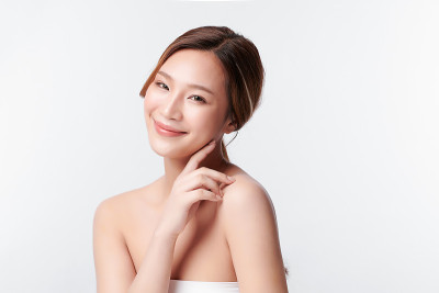 美丽年轻的亚洲女性与干净的新鲜皮肤在白色的背景，面部护理，面部治疗，美容和水疗中心，亚洲女性肖像。