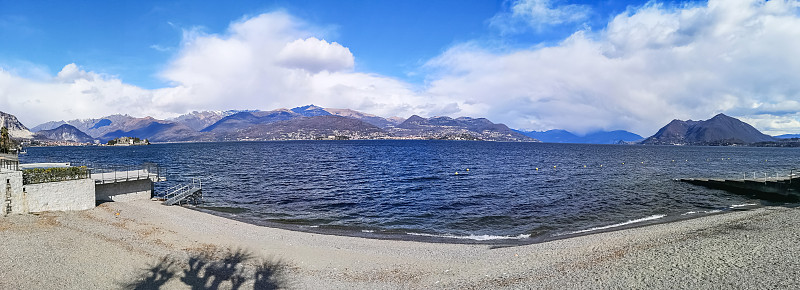 斯特雷萨拍摄的马焦雷湖全景图