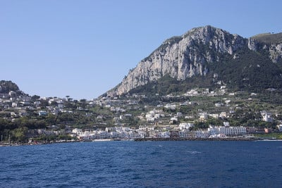 卡普里岛在海边