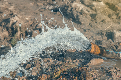 2 .施工现场脱水后水管流出