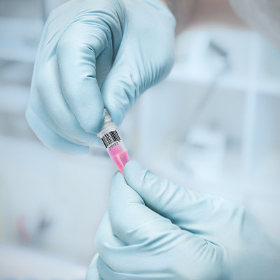 科学家手中的液体样本