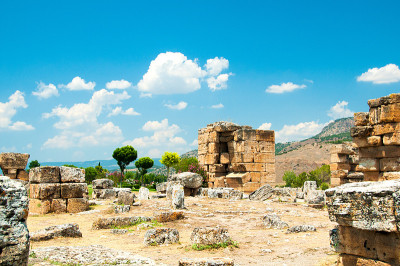 土耳其希拉波利斯古城遗址和古老建筑，毗邻现代的Pamukkale