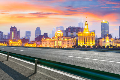 夕阳下的上海柏油路和现代城市景观