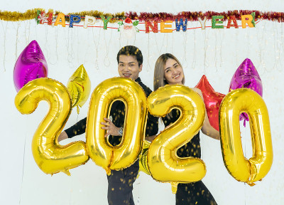 夫妇庆祝2020年派对