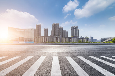 全景天际线和建筑物与空的道路
