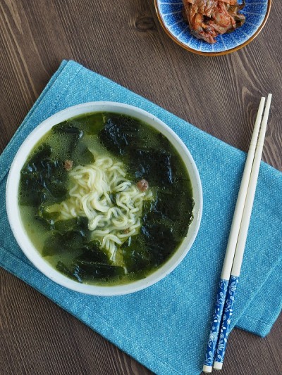 韩国菜紫菜汤拉面