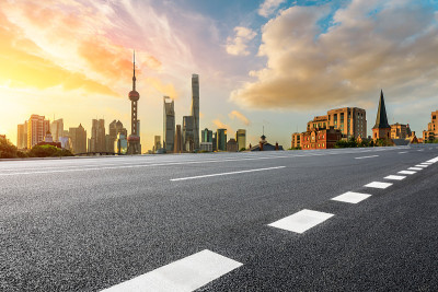 上海日出时空旷的公路和美丽的城市建筑景色