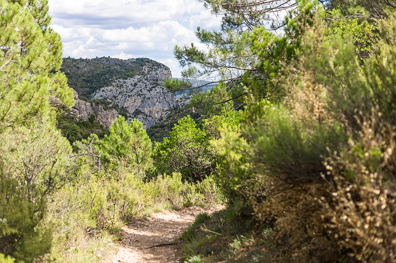 风景周围的Fenestrettes徒步步道Saint-Guilhem-le-Désert(欧西塔尼，