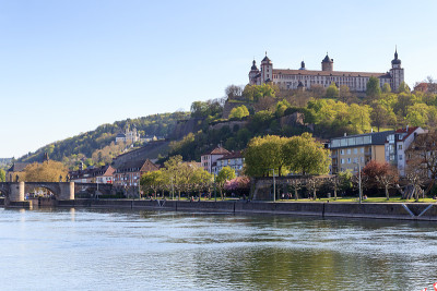 德国维尔茨堡的Marienberg城堡和Alte Mainbrucke