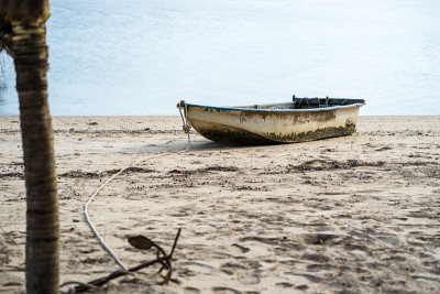 渔船停泊在河龙湾地区。Prachuap Khiri汗