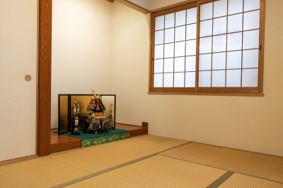 传统日本房间装饰盔甲头盔在男孩的五一节