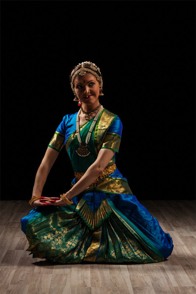 印度古典舞蹈Bharatanatyam的美丽女孩舞者