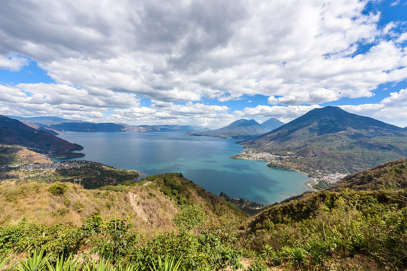 阿蒂特兰湖火山全景图-小村庄圣佩德罗，圣马科斯，圣胡安和帕纳贾赫尔在阿蒂特兰湖在危地马拉高地