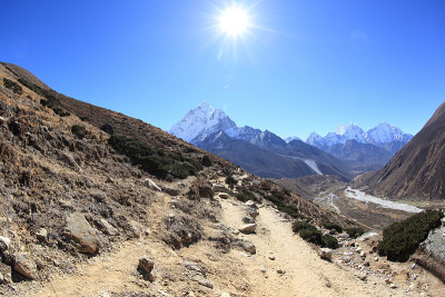 通往珠峰大本营的路上有美丽的山景