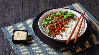 越南式猪肉末，米饭和四季豆一起炒，撒上芝麻和辣椒