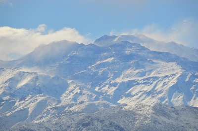 圣地亚哥和安第斯山脉，智利。